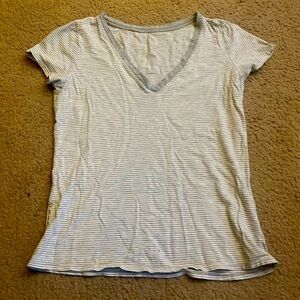 Gap v-neck tee
